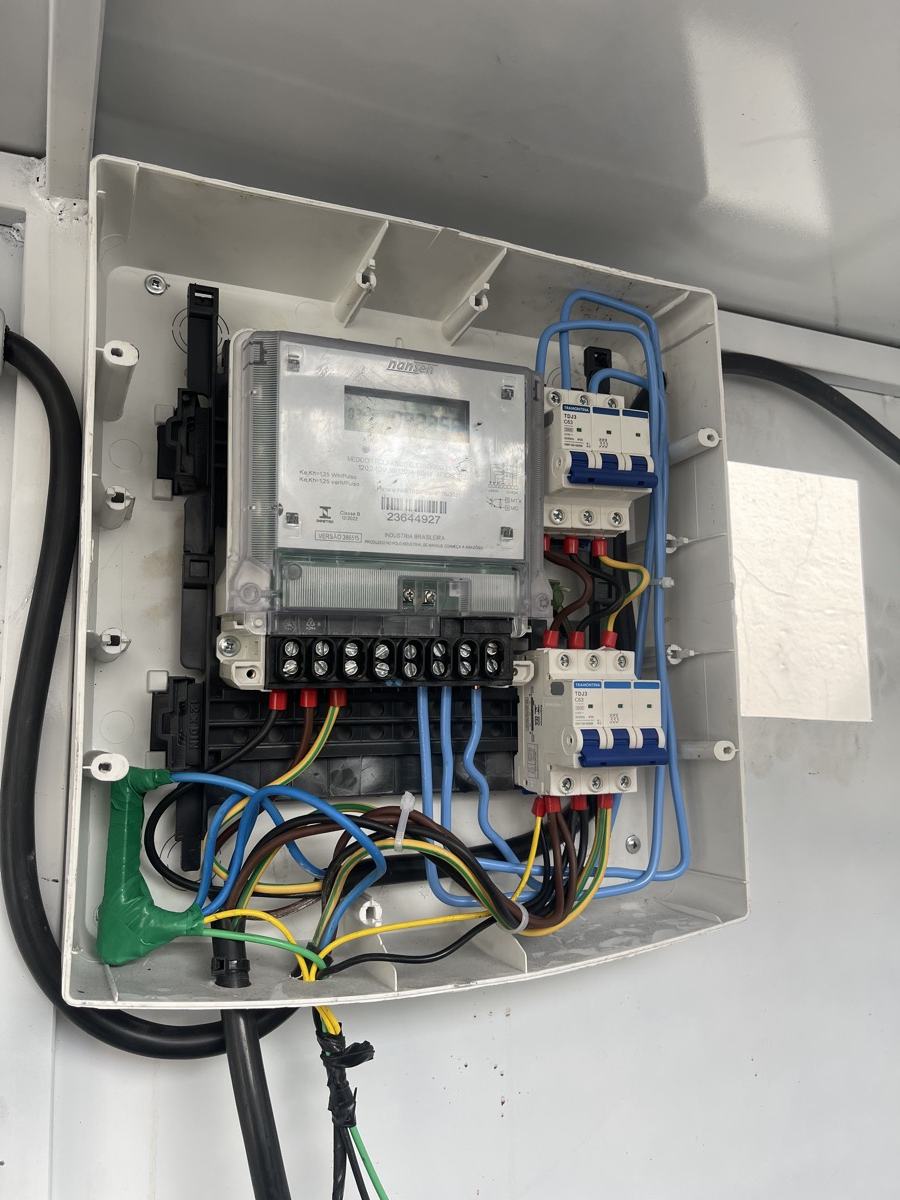 Entrada de energia com medidor e dispositivos de proteção