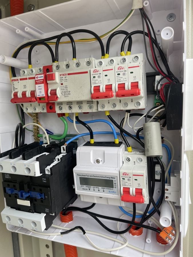 Quadro elétrico com disjuntores, proteção e sistema de medição